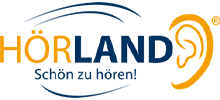 Das Logo von Hörland, bestehend aus dem Schriftzug HÖRLAND in Blau und Gelb mit dem Slogan Schön zu hören! und einem stilisierten Ohr. Markenidentität, Hörakustik, Unternehmenslogo.