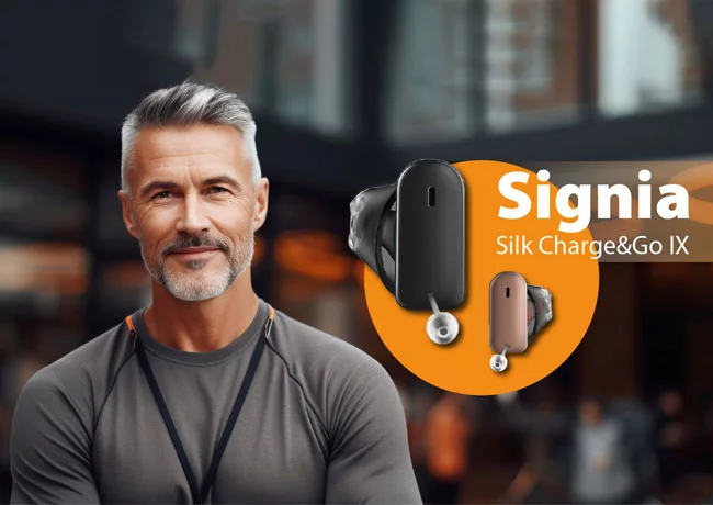 Signia Silk Charge&Go IX: Mann lächelt, daneben eine Grafik der Signia Silk Charge&Go IX Hörgeräte. Signia Silk Charge&Go IX, wiederaufladbare Hörgeräte, modernes Hörgerät.